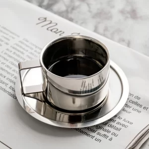 Sidabrinis nerūdijančiojo plieno kavos puodelis „Chrome“ su lėkštute, 200 ml