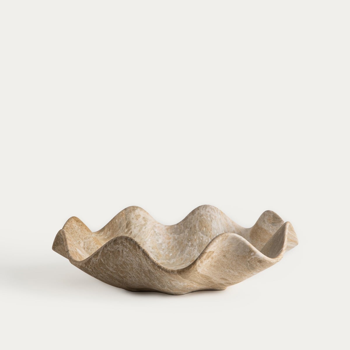 Smėlinis dekoratyvinis dubuo Pearl su netaisyklingu banguotu kraštu ir akmens efektu, 34 × 34 × 9 cm