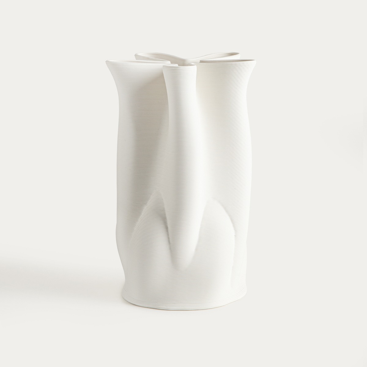 Smėlinė keraminė vaza Wavy, pagaminta 3D spausdinimo technologija, 18,4 cm skersmens ir 24,5 cm aukščio