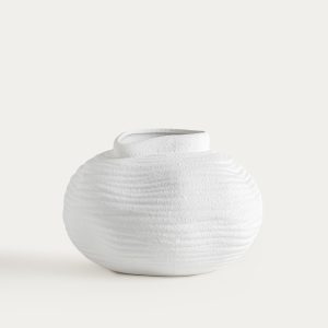 Balta keraminė vaza Riori su apvalaina netaisyklinga forma ir faktūriniu paviršiumi, 24 × 17 cm