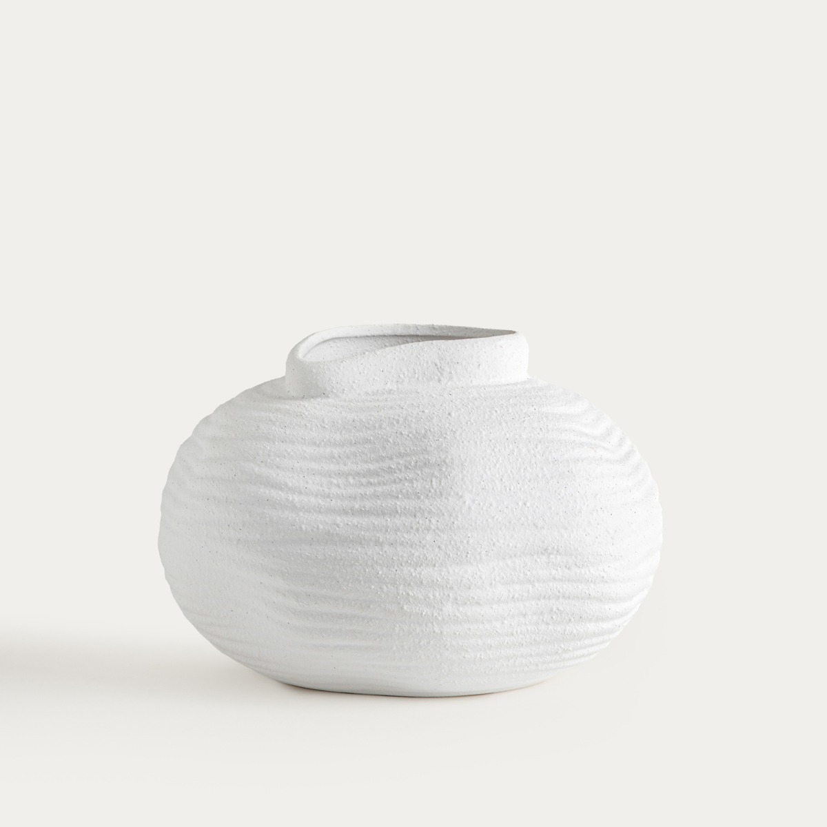 Balta keraminė vaza Riori su apvalaina netaisyklinga forma ir faktūriniu paviršiumi, 24 × 17 cm